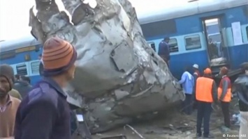 Десятки человек погибли в железнодорожной катастрофе в Индии
