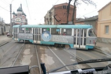 В Харькове в районе Гольберговской церкви "дрифтовал" трамвай (ФОТО)
