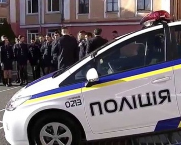 В Киеве толпа прохожих избила девушку-полицейского