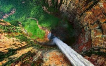 Захватывающее зрелище - самый высокий в мире водопад Анхель с высоты птичьего полета