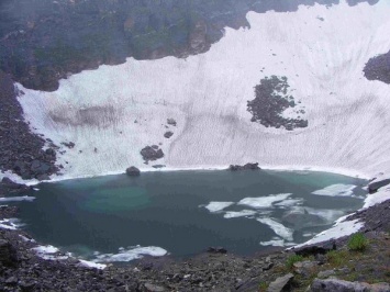 В Гималаях ученые ищут разгадку загадочного Озера скелетов