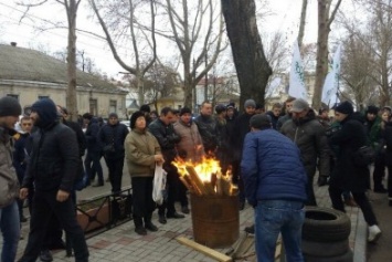 В Николаеве пикетирующие сотрудники "Прометея" намерены поджечь налоговую (ФОТО,ВИДЕО)