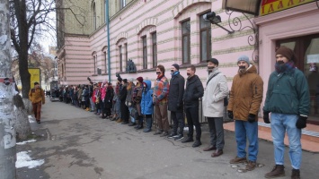 Студенты крупнейшего театрального вуза заклеили себе рты скотчем в знак протеста