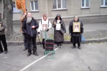 Перед зданием одесского СБУ слушали «Оду Империи» и брызгались водой (ВИДЕО)