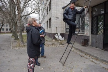 Пригеба забрался на крышу общежития (фото)