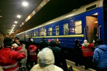 Массовое отравление: в Киеве из поезда забрали 18 детей (ФОТО)