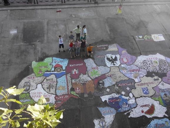 На Оболонской набережной выложили из мозаики карту Украины