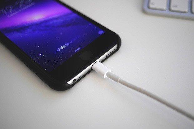 Пользователь iPhone был арестован за незаконную зарядку своего смартфона в поезде