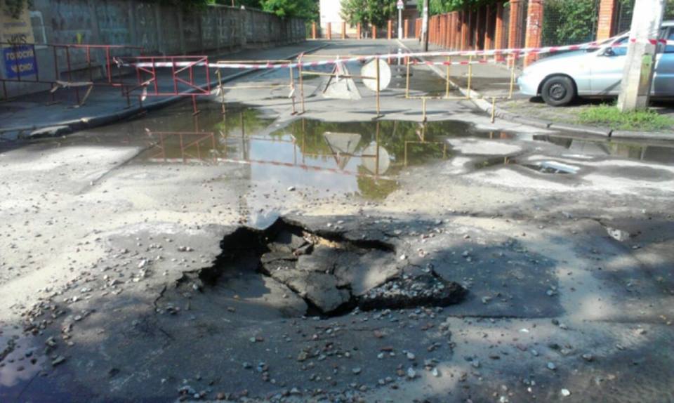 Повреждение тепломагистрали в центре Киева локализировано