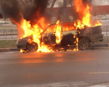 В центре Ярославля на дороге горит автомобиль