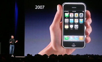 «Телефон без кнопок - это провал!»: что говорили критики о первом iPhone девять лет назад