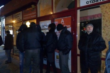 В центре Николаева бойцы "Правого Сектора" и полиция устроили потасовку с охранной фирмой за помещение ресторана "Прованс" (ФОТО, ВИДЕО)