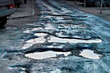 Аварийный отрезок дороги, соединяющий Кременчуг с районом, никому не принадлежит и никем не ремонтируется
