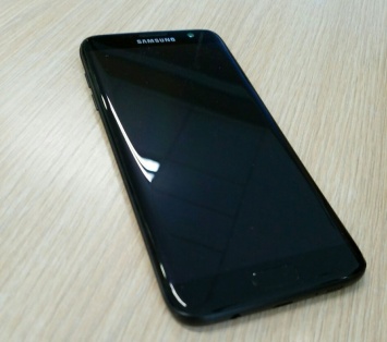 Глянцевый черный Samsung Galaxy S7 edge в стиле iPhone 7 Jet Black впервые засветился на фото