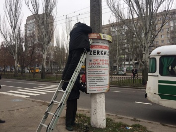 С электроопор по проспекту Центральному убрали часть незаконной рекламы