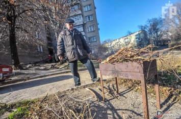 Жильцы запорожской многоэтажки вынуждены готовить еду на костре (Фото)