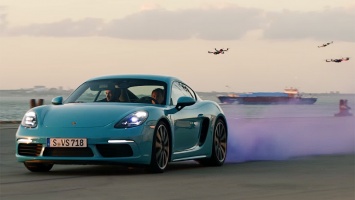 Это надо видеть: спорткар Porsche 718 Cayman против дронов!