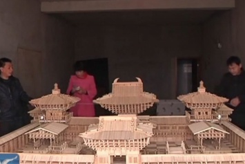 В Китае мужчина построил копию древнего храма из 15 тысяч палочек для еды (ВИДЕО)