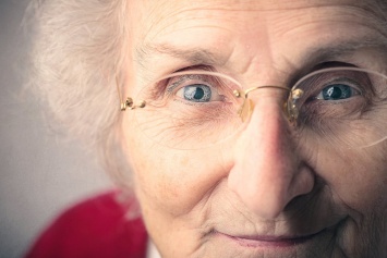 Британские ученые определили причину ухудшения зрения у пожилых людей