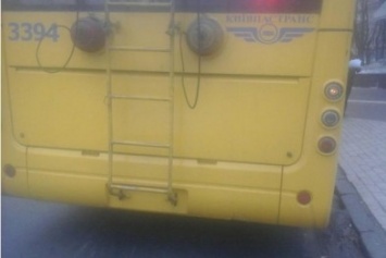 В Киеве троллейбус врезался в дерево (ФОТО)