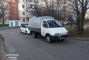 В Полтаве воры посреди белого дня выносили из квартиры технику и грузили в автомобиль (ФОТО)