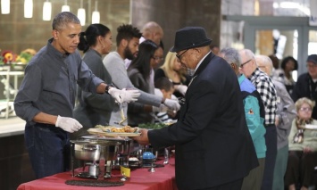 Обама в День благодарения раздавал праздничную еду в клубе для ветеранов