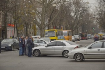 Авария в центре Одессы: в масштабную аварию попали дипломаты (ФОТО)