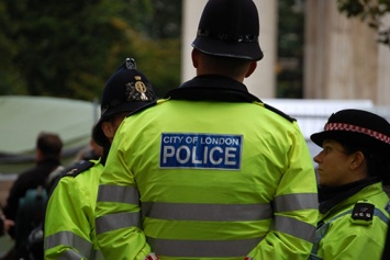Толпа школьников в Лондоне избила двух полицейских
