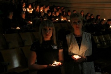 Школьники Славянска совместно с лиговцами почтили память жертв голодоморов