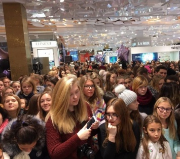 Екатеринбургские подростки устроили давку, ожидая приезда видеоблогера Кати Клэпп