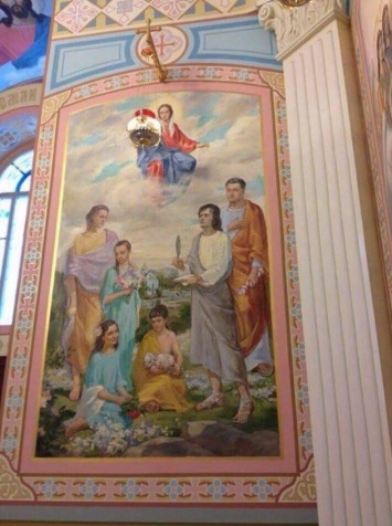 Волонтер опубликовал фото фресок в домовом храме Порошенко. Семья президента изображена в виде римских патрицев