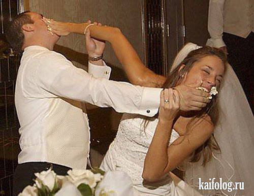 Молодожены не прекращают удивлять своими курьезными свадебными фотографиями (ФОТО)