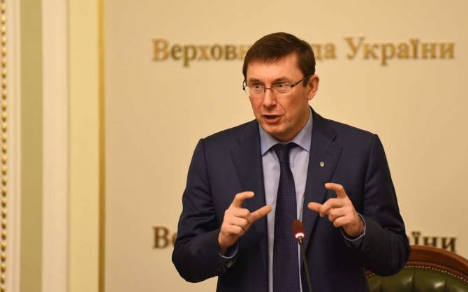 Луценко: Шокин должен в сентябре передать дело Януковича в суд или уйти в отставку