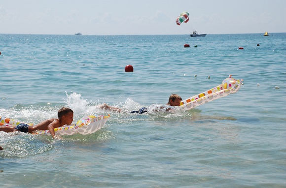 В Евпатории в заплывах на матрасах участвовали россияне, украинцы, беларусы и азербайджанцы (ФОТО)