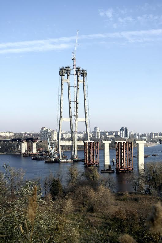 Грабители затащили автокраном в грузовики 40 тонн конструкций с запорожских мостов