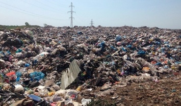 Село на Киевщине завалили мусором