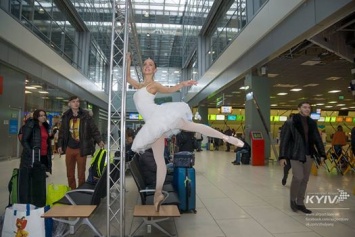 В аэропорту Киев оригинальным образом встретили миллионного пассажира