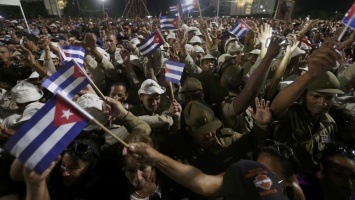 Тысячи кубинцев вышли на улицы Гаваны попрощаться с Фиделем Кастро