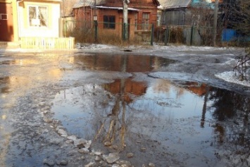 В центре Славянска вода бьет из-под земли