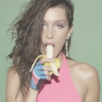 В сексуальном боди и с бананом во рту: Белла Хадид снялась в пикантном видео