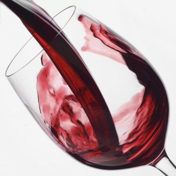 Ученые: Красное вино продлевает жизнь и омолаживает