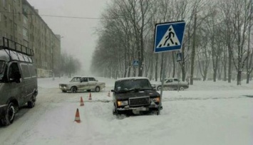 "Зебра" здесь не нужна: в Харькове ВАЗ сбил знак пешеходного перехода
