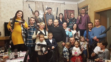 К Европе готовы: На крещение внука Ярош раздал оружие всему семейству