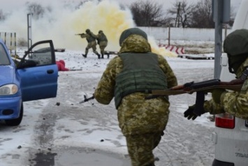 Под Мариуполем пограничники тренировались отбивать у террористов КПВВ (ФОТО)