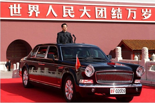 ДТП на миллион: в Китае впервые разбили правительственный лимузин HongQi H5