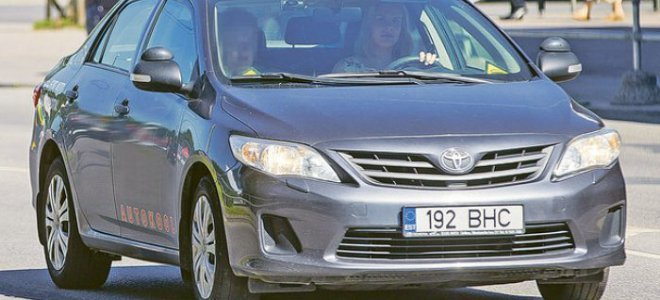 В Эстонии автоинструктор разделся догола во время урока вождения