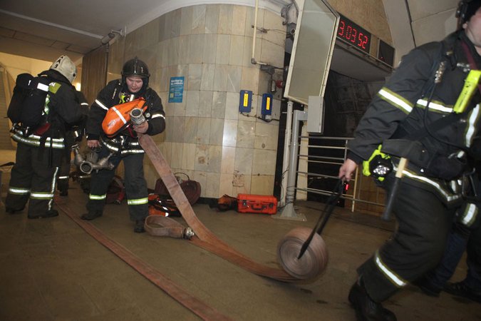 На станции метро «Дмитровская» проводится срочная эвакуация пассажиров