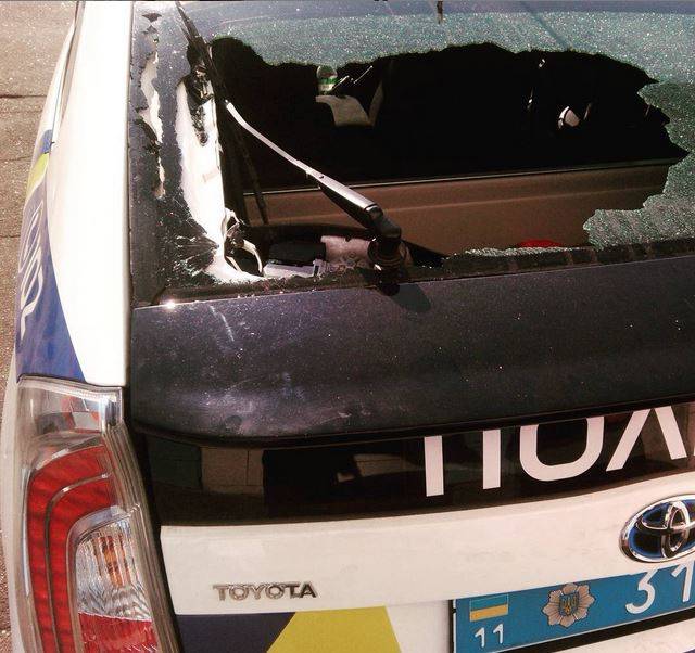 Неизвестные в Киеве порезали колеса и разбили стекло в машине патрульных