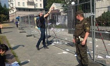 В Киеве российское посольство забросали бумажными самолетами
