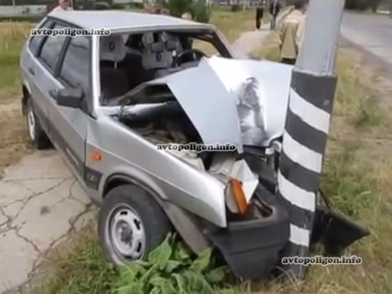 ДТП в Кузнецовске: водитель на Opel Vectra отправил ВАЗ-2109 в столб и скрылся. видео